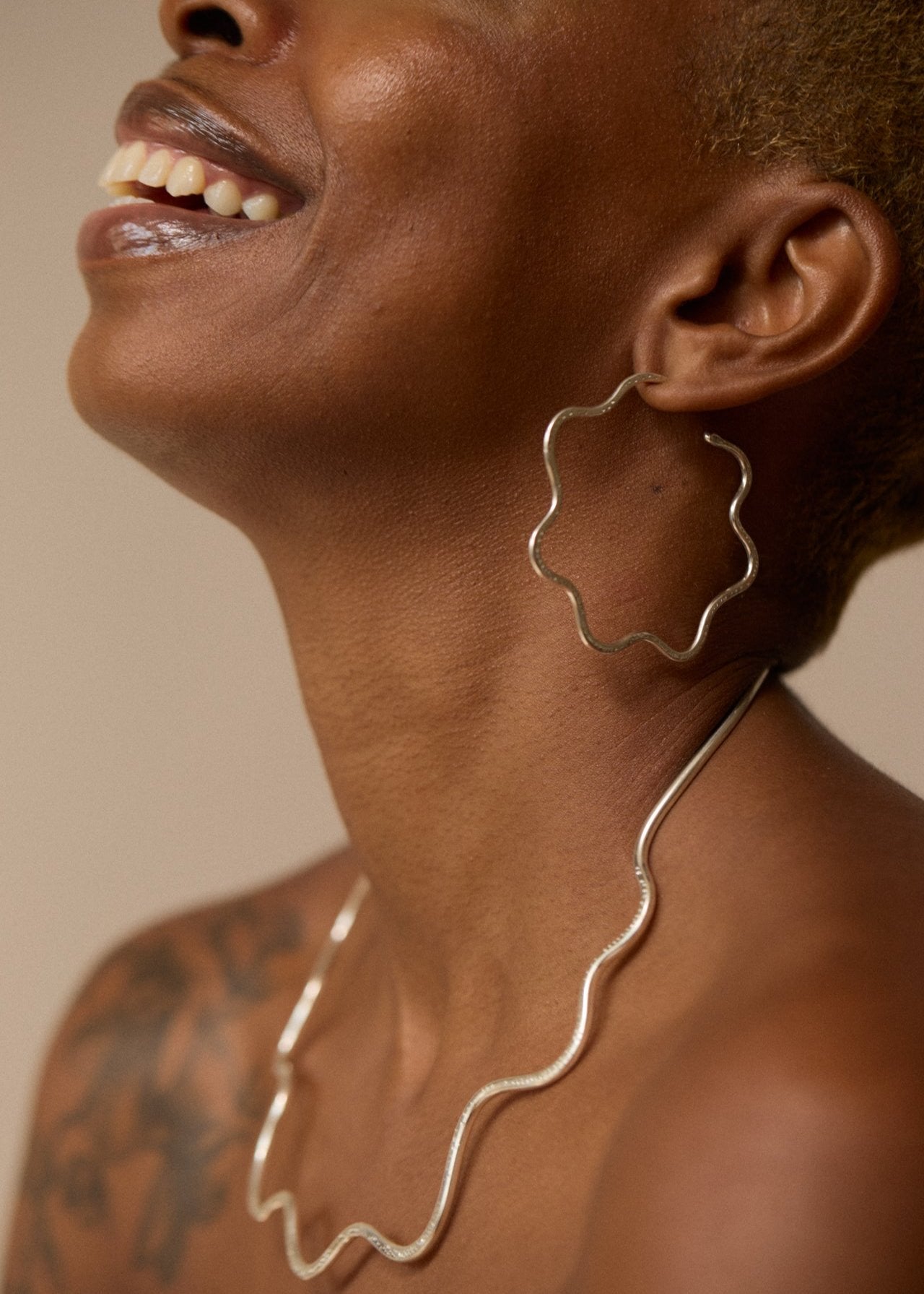 Drops Wave silver necklace and big hoops.